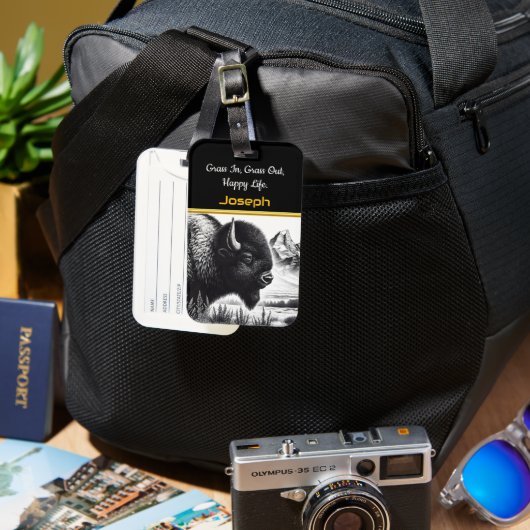 険しい威厳のある山々の近くのバッファロー放牧 ラゲッジタグ (正面&裏面)