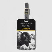 険しい威厳のある山々の近くのバッファロー放牧 ラゲッジタグ (正面縦)