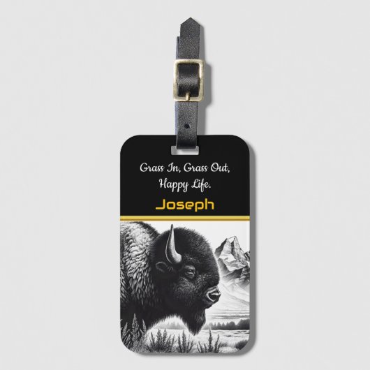 険しい威厳のある山々の近くのバッファロー放牧 ラゲッジタグ (正面縦)