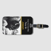 険しい威厳のある山々の近くのバッファロー放牧 ラゲッジタグ (正面横)