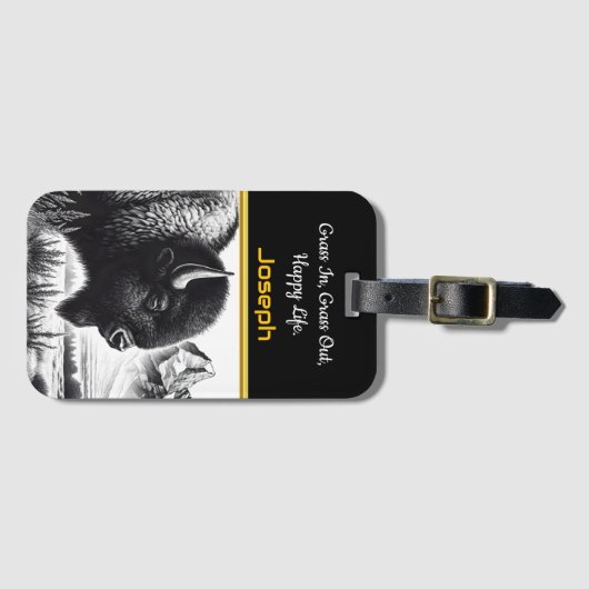 険しい威厳のある山々の近くのバッファロー放牧 ラゲッジタグ (正面横)