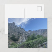 険しい山の崖 緑の植生 青空 ポストカード (正面/裏面)