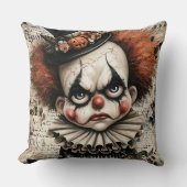 険しい笑顔 – 憂鬱な仮装 クッション (正面)
