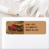 険しい赤い泥だらけのジープのワラングラーカスタムラベル ラベル (インサイチュ)