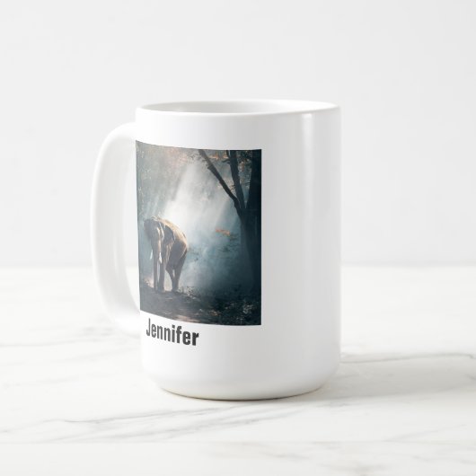 陽に照らされた森の中のアジアゾウ コーヒーマグカップ (正面左)