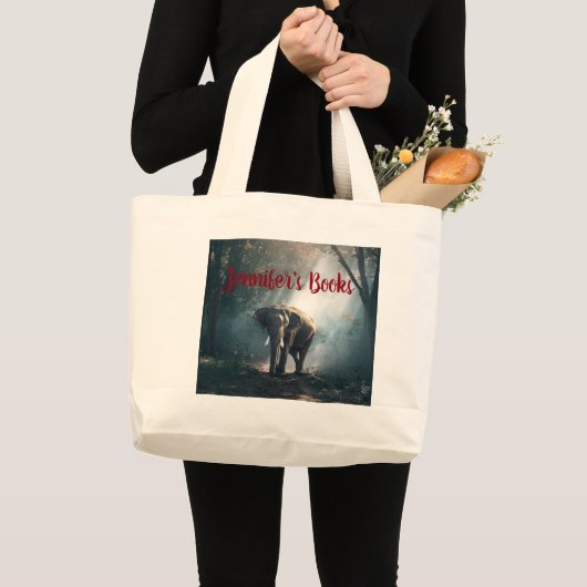 陽に照らされた森の中のアジアゾウ ラージトートバッグ (正面(商品))