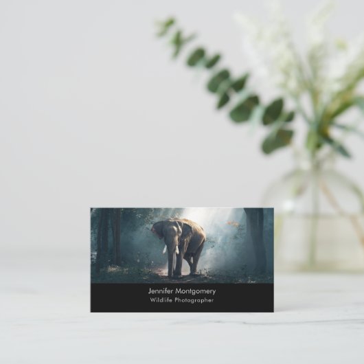 陽に照らされた森の中のアジアゾウ 名刺 (スタンド正面)