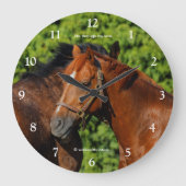 陽の光を浴びる二頭の美しい栗毛の馬 ラージ壁時計 (正面)
