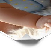 陽光に満ちた保育園で遊ぶかわいい赤ちゃん男の子と女の子 ポスター (コーナー)