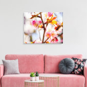 陽光に照らされたピンクの桜の花。お花見 キャンバスプリント (インサイチュ (リビング))