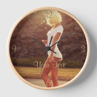 陽光に照らされた女性の明るい時計 壁時計