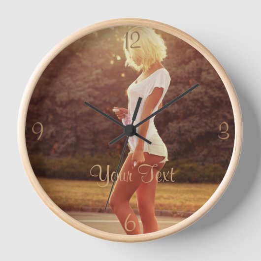 陽光に照らされた女性の明るい時計 壁時計 (正面)
