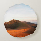 陽光威厳のあるの中のフィールド。ドラマチックで絵 ラウンドクッション (裏面)