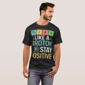 陽子のように考えよう ポジティブでいよう 面白い科学 Tシャツ (正面フル)