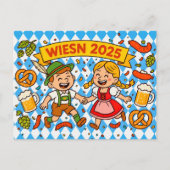 陽気なオクトーバーフェストカップルとプレッツェルとビール シーズンポストカード (正面)