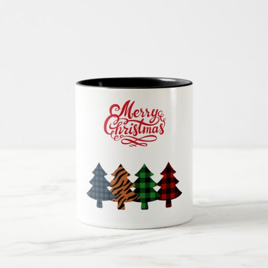 陽気なクリスマスの木々の並木 ツートーンマグカップ (中央)