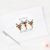 陽気なクリスマス歌うトナカイ ラウンドシール (封筒)