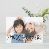 陽気なハグ編集可能カラーホリデーフォトカード シーズンカード (スタンド正面)