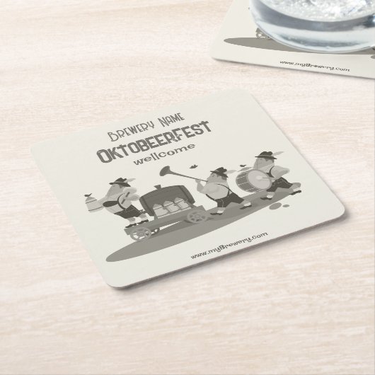 陽気なバイエルン音楽家がオクトーバーフェストに招待する スクエアペーパーコースター (アングル)