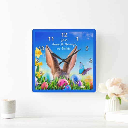 陽気なバニー、ラッパスイセンのパーソナライズなイースター時計 スクエア壁時計 (ホーム)