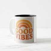 陽気なレトロデザイン – グッドビベス ツートーンマグカップ (正面左)