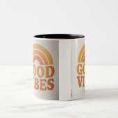 陽気なレトロデザイン – グッドビベス ツートーンマグカップ (中央)