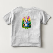 陽気な太陽の下でお祝いする かわいいウサギのキャラクター トドラーTシャツ (裏面)