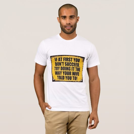 陽気な楽しみを成功させるサイン Tシャツ (正面フル)