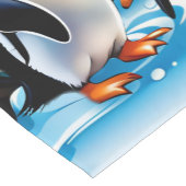 陽気な漫画スタイルの中の可愛いペンギン ショートテーブルランナー (コーナー)