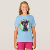 陽気な犬のカラフル漫画イラストレーション Tシャツ (正面フル)
