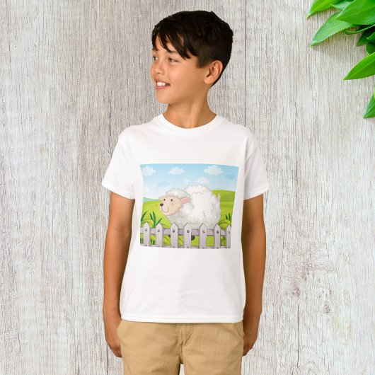 陽気な田舎の微笑む羊 Tシャツ