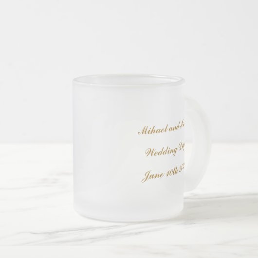 陽気な結婚式のヴィンテージの紙の新郎の曇らされたガラスのマグ フロストグラスマグカップ (正面右)