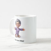 陽気な老人が居心地の良い服装で コーヒーマグカップ (正面左)