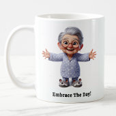 陽気な老人が居心地の良い服装で コーヒーマグカップ