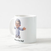 陽気な老人が居心地の良い服装で コーヒーマグカップ (正面左)