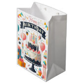 陽気な誕生祝いケーキ&バルーン ミディアムペーパーバッグ (正面アングル)