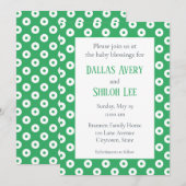 陽気な遊び心のグリーンポルカドット双子の赤ちゃんの祝福 招待状 (正面/裏面)