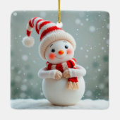 陽気な雪だるまフィギュアとホリデーハット セラミックオーナメント (裏面)