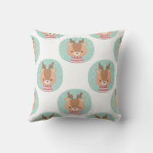 陽気な鹿のポートレート模様 クッション (裏面)