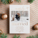 陽気に新結婚したしいクリスマス 箔シーズンカード<br><div class="desc">このメリ結婚したリーフォイルのホリデーカードは、特別な日の後に皆に休日の願いを送信するのに最適なカードである。共有初めてのクリスマス結婚したを愛する人とカップルとして！共有2つの非常に特別な写真とパーソナライズされた一緒にあなたの最初の休日のシーズンのお祝いの家族や友人への祝メモをノート。箔の小さな繊細な詳細は、優雅さのtouchを追加。</div>
