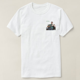 隅から覗く Tシャツ