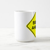 隆起の前方にマグ コーヒーマグカップ (中央)