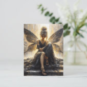 階段に座って黒いドレスを着た妖精 ポストカード (スタンド正面)