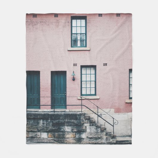 階段付き建物の写真 フリースブランケット (正面)