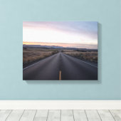 階段間の黒いコンクリート道路 キャンバスプリント (インサイチュ (ウッドフロア))