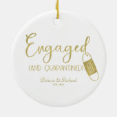 隔離婚約したされた可愛い婚約Covid セラミックオーナメント (裏面)