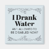 障害啓発ユーモア:水を飲んでみた マグネット (正面)
