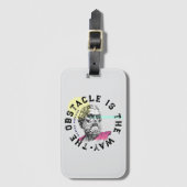 障害物は道である – マルクス・アウレリウス引用文 ラゲッジタグ (正面縦)