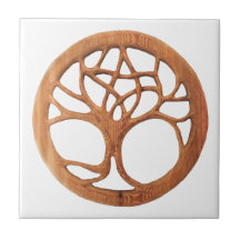 隠されたケルト族の星形五角形が付いているドルイド教司祭の木