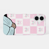 隠れた猫のピンクギンガムチェック iPhone 16ケース (裏面横)